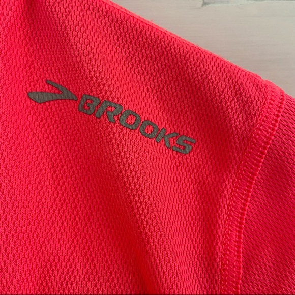 Brooks Neon Pink Short Sleeve Running Top “if trump can RUN you can TOO!” Size S - Picture 3 of 8